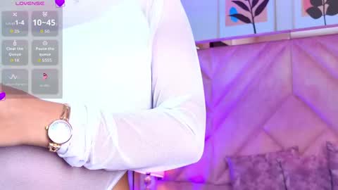 Snapshot of emilyjonesss_ chatting on 14, 4, 2026 Emilyjonnes online show from 14, 4, 2026