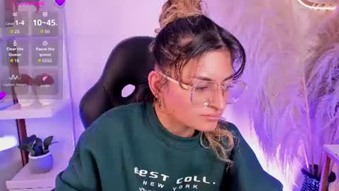 Snapshot of emilyjonesss_ chatting on 17, 6, 2026 Emilyjonnes online show from 17, 6, 2026