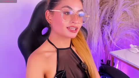 Snapshot of emilyjonesss_ chatting on 19, 6, 2026 Emilyjonnes online show from 19, 6, 2026