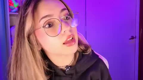 Snapshot of emilykarterr chatting on 19, 5, 2026 VALEEEN online show from 19, 5, 2026