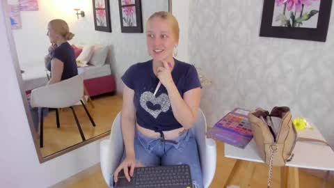 Snapshot of emilysumer chatting on 7, 3, 2025 Summer 3 online show from 7, 3, 2025