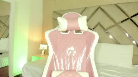 Snapshot of emma__copper chatting on 22, 4, 2026 emaa online show from 22, 4, 2026