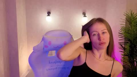 Snapshot of emma_clay chatting on 16, 12, 2025 Bella online show from 16, 12, 2025