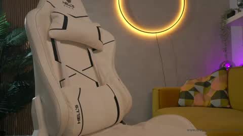 Snapshot of emma_land chatting on 1, 4, 2026 online show from 1, 4, 2026