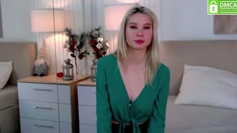 Snapshot of emma_plux chatting on 29, 12, 2024 Emma online show from 29, 12, 2024