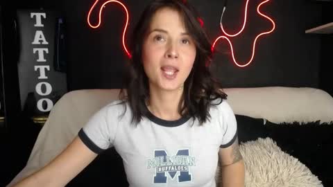 Snapshot of emma_sweethot chatting on 15, 4, 2026 Emma Black online show from 15, 4, 2026