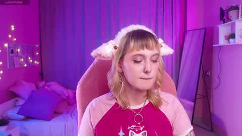 Snapshot of emma_thomps chatting on 27, 4, 2026 Rose online show from 27, 4, 2026