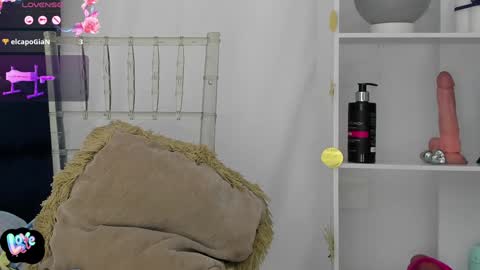 Emma Ucros online show from 12, 1, 2025