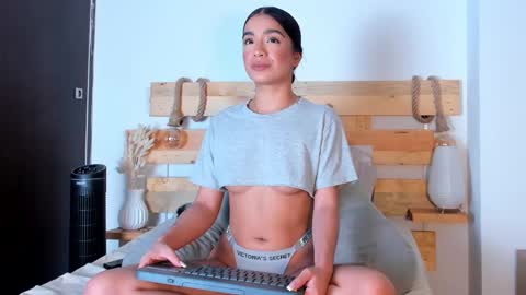 Snapshot of emmaellis chatting on 18, 2, 2025 valentina online show from 18, 2, 2025