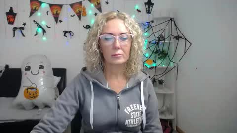 Snapshot of emmapark738567 chatting on 19, 10, 2025 Emma online show from 19, 10, 2025