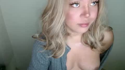 Snapshot of emmawatsoons chatting on 20, 9, 2025 YourDreamGirl Emma online show from 20, 9, 2025