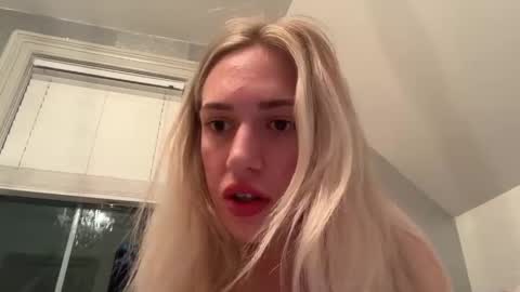 Snapshot of emmbellaxo chatting on 24, 4, 2026 emmbella online show from 24, 4, 2026