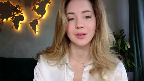 Snapshot of emmi_rosee chatting on 22, 3, 2026 Miss Emmi online show from 22, 3, 2026