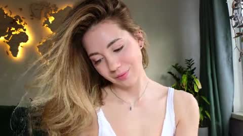 Snapshot of emmi_rosee chatting on 23, 3, 2026 Miss Emmi online show from 23, 3, 2026