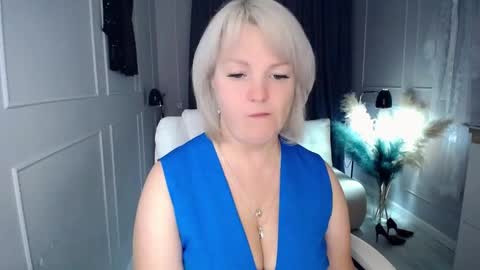 Snapshot of emmmam chatting on 8, 11, 2025 emmmam online show from 8, 11, 2025