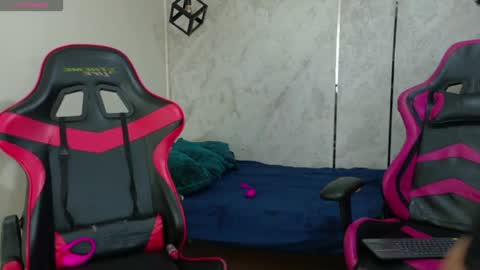 Snapshot of emy_0 chatting on 18, 4, 2026 Emy online show from 18, 4, 2026