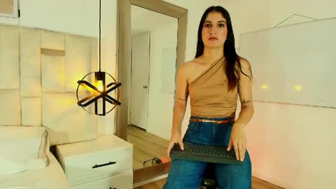 EMY FERRER online show from 17, 5, 2026