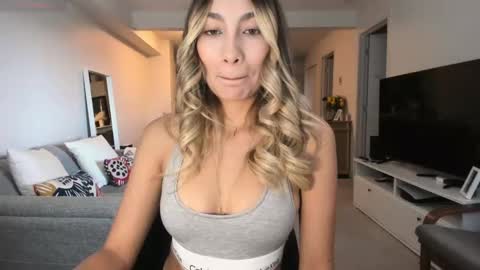 emyconneer online show from 26, 9, 2025