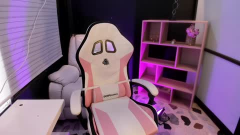 Snapshot of emysilver chatting on 4, 12, 2024 Emy Silver online show from 4, 12, 2024