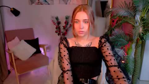 Snapshot of enchanted_bella chatting on 19, 12, 2025 enchanted_bella online show from 19, 12, 2025