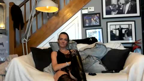 Snapshot of englishcouple81 chatting on 3, 5, 2026 englishcouple81 online show from 3, 5, 2026