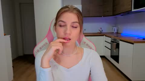 Snapshot of enjoyeverymoment_ chatting on 18, 3, 2026 enjoyeverymoment_ online show from 18, 3, 2026