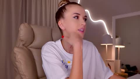 Snapshot of entya chatting on 12, 3, 2026 entya online show from 12, 3, 2026