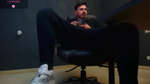 Snapshot of enzorace chatting on 24, 10, 2025 EnzoRace online show from 24, 10, 2025