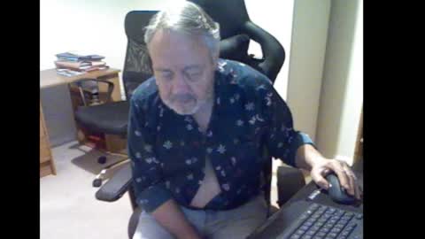 Snapshot of erasmus_d chatting on 28, 10, 2025 erasmus_d online show from 28, 10, 2025