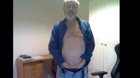 Snapshot of erasmus_d chatting on 24, 11, 2025 erasmus_d online show from 24, 11, 2025