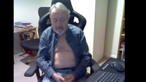 Snapshot of erasmus_d chatting on 25, 11, 2025 erasmus_d online show from 25, 11, 2025