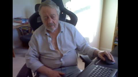 Snapshot of erasmus_d chatting on 2, 4, 2026 erasmus_d online show from 2, 4, 2026