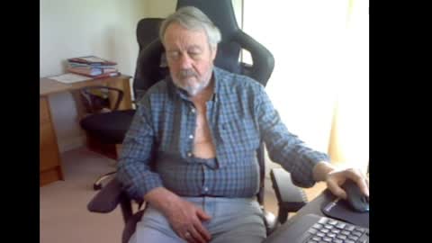 Snapshot of erasmus_d chatting on 11, 4, 2026 erasmus_d online show from 11, 4, 2026