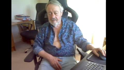 Snapshot of erasmus_d chatting on 18, 4, 2026 erasmus_d online show from 18, 4, 2026