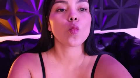 erica_adams_ online show from 2, 12, 2025