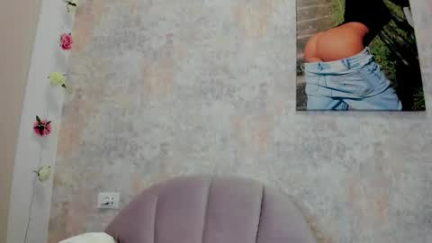 Snapshot of erikabeee1 chatting on 17, 12, 2025 Erikabeee online show from 17, 12, 2025