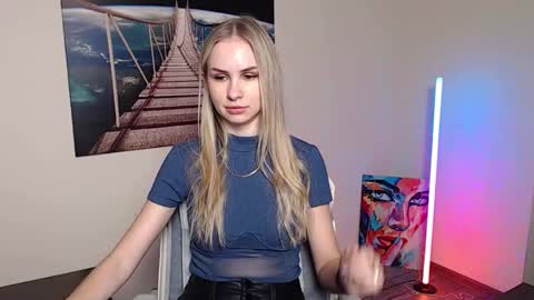 Snapshot of erikagavin chatting on 19, 11, 2025 Erika online show from 19, 11, 2025