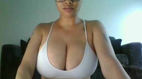 Snapshot of erin2025 chatting on 9, 4, 2026 erin2025 online show from 9, 4, 2026