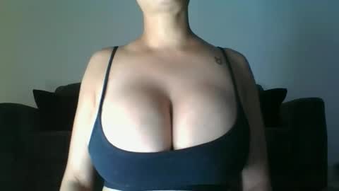 Snapshot of erin2025 chatting on 21, 4, 2026 erin2025 online show from 21, 4, 2026