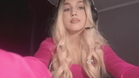 Snapshot of erinnnaji chatting on 1, 5, 2026 Katrin online show from 1, 5, 2026