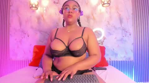 Snapshot of esmeralda_duarte chatting on 13, 2, 2025 esmeralda online show from 13, 2, 2025