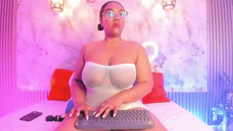 Snapshot of esmeralda_duarte chatting on 2, 3, 2025 esmeralda online show from 2, 3, 2025