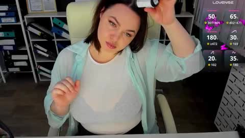 Snapshot of essensual_ chatting on 12, 1, 2026 Ava online show from 12, 1, 2026