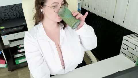 Snapshot of essensual_ chatting on 5, 5, 2026 Ava online show from 5, 5, 2026
