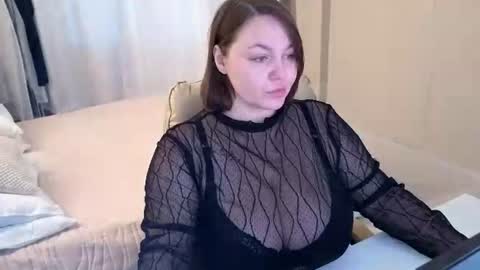 Snapshot of essensual_ chatting on 20, 6, 2026 Ava online show from 20, 6, 2026