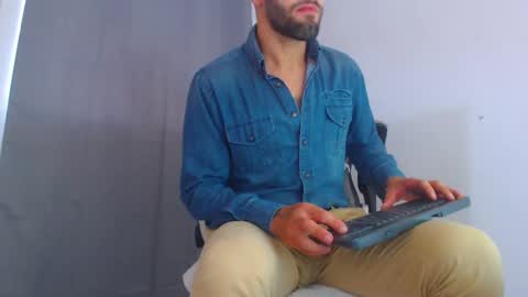 Snapshot of esteban7984068 chatting on 11, 1, 2025 esteban online show from 11, 1, 2025