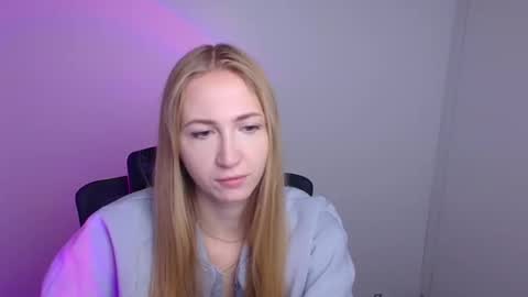 Snapshot of eva_oliviaa chatting on 8, 10, 2025 Eva online show from 8, 10, 2025