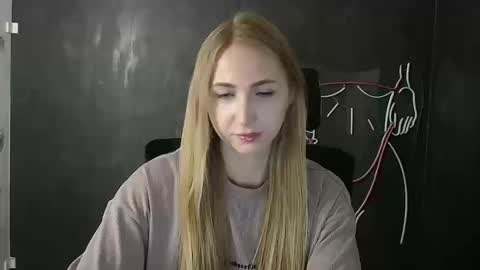 Snapshot of eva_oliviaa chatting on 10, 10, 2025 Eva online show from 10, 10, 2025