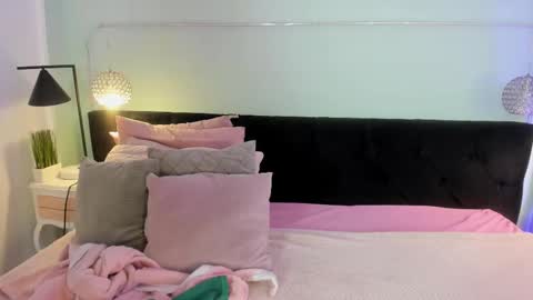 Snapshot of evaa_stevens chatting on 12, 9, 2025 julieth online show from 12, 9, 2025