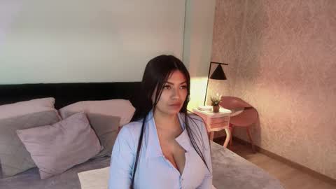 Snapshot of evaa_stevens chatting on 7, 10, 2025 julieth online show from 7, 10, 2025